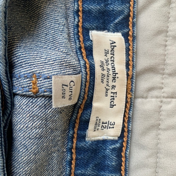 SOLD LOCALLY Abercrombie high rise 90s relaxed jeans - Picture 2 of 6